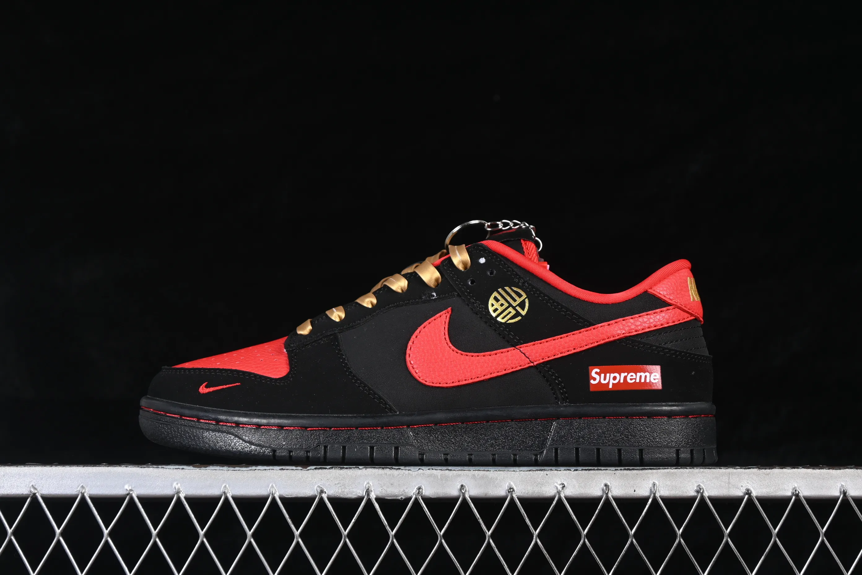 All categories Nk SB Dunk Series Nk SB Dunk Low High-end customized low-top sneakers Nike SB Dunk Low Black and red contrast high-end customized low-top casual sneakers NH0601-488